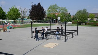 Construction du ring de catch dans la cour de l'école de Perly-Certoux.