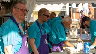 L'Amicale des sapeurs pompiers à la cuisine. 