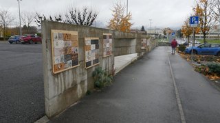 Et voilà le mur du Bicentenaire devenu réalité derrière la mairie!