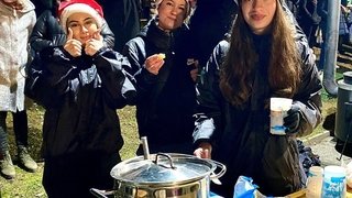 Les jeunes de la FASe ont préparé la soupe, le vin chaud, le chocolat chaud et les marrons. Merci les jeunes! 